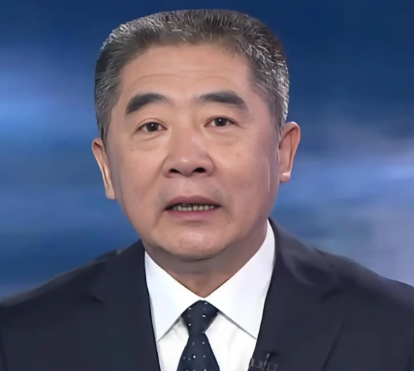 军事专家杜文龙曾严厉批评伊朗：如果照这个打法，导弹库存迟早见底，美以却损失相对有限，反倒在一旁看热闹？中东战场最容易制造一种幻觉——反击的力度，似乎总与升空的导弹数成正比。夜空中火光接连绽放，视觉效果确实震撼，但战争从来不是烟花秀，真正该算的是命中率、消耗比和补给能力。伊朗多年来赖以威慑的底牌正是导