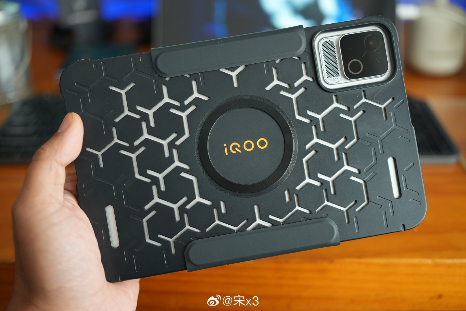 iQOO Pad Ultra这个官方壳真的很好用，背面像蜂窝一样有散热，然后有磁吸的盖子，上下两个磁吸，打游戏的时候可以直接拿掉，小手柄也是磁吸的，直接吸在保护壳上玩游戏手感相当好，不用的时候还能对吸收纳起来。我自己在logo的地方贴了引磁片，这样日常追剧的时候也有支撑点了，确实不错。 ​