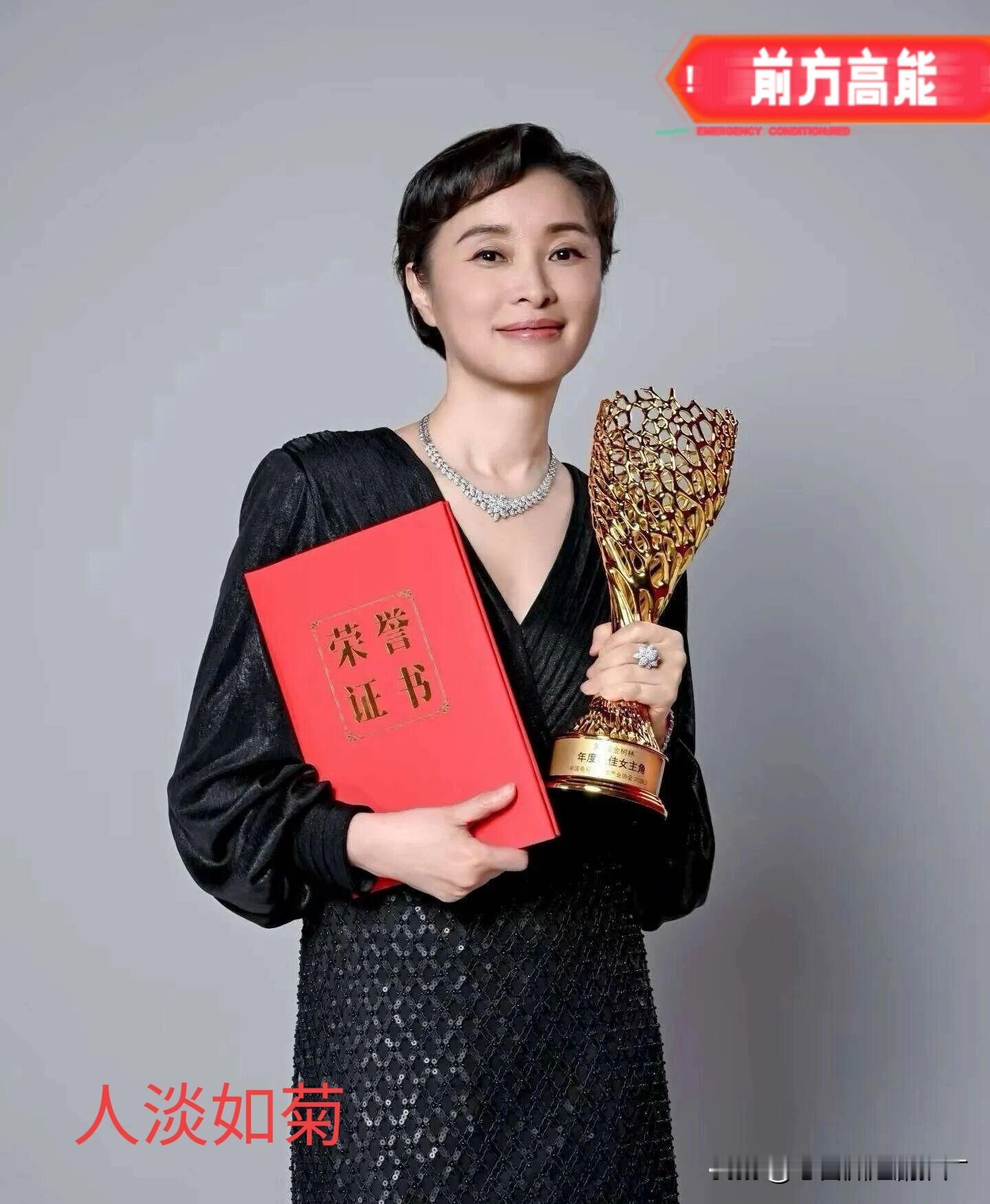 【吴越：别再叫她“人淡如菊”了！】

她生在上海。
出身书香门第。
父亲吴颐人。
知名书画篆刻家。
家学渊源，文化底色。
一开口，一投足，自带书卷气。

她不是第一眼美女。
但越看越耐看。
眉眼温和。
嘴角舒展。
从容，松弛。
清雅，不争。

大众爱说：人淡如菊。
可吴越不认。
她说，外表淡然。
内