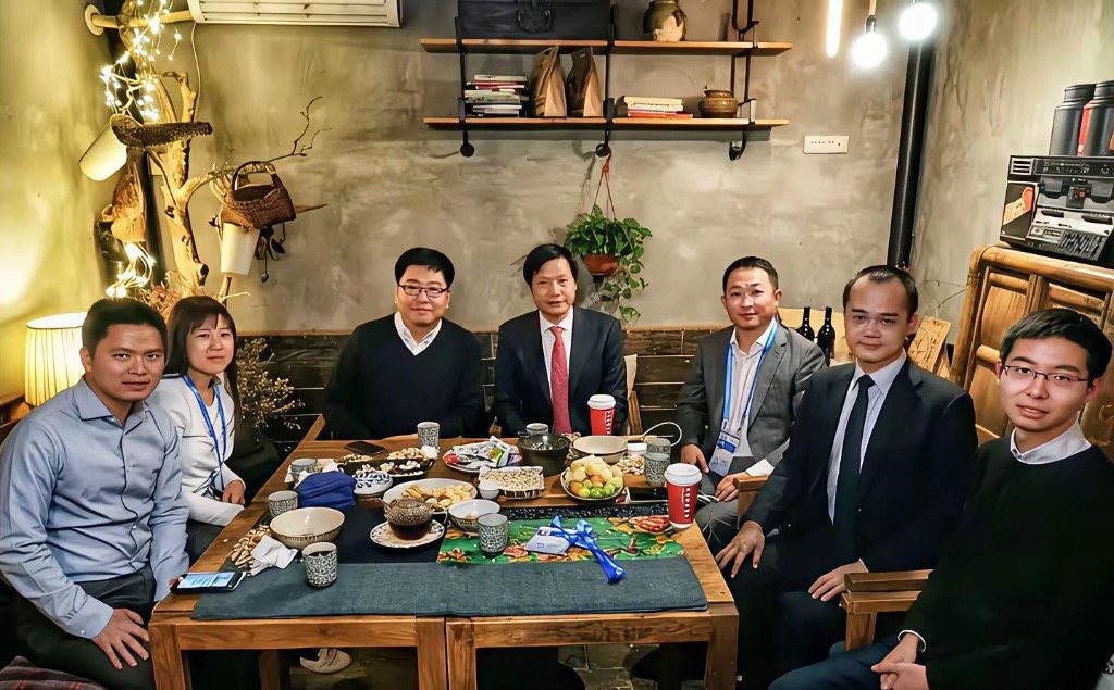 明天宇树上市，今天频准激光先给打了个样。
​开盘涨了488%，中一签赚45万，今年最大肉签。明天宇树也来，发行价150，发行市值609亿，有人喊出了2000亿的目标。
​有人兴奋有人不屑。兴奋的说这是人形机器人第一股，稀缺；不屑的说一个卖玩具的，凭什么值两千亿。
​说实话，都有道理。但王兴兴有句话 ​