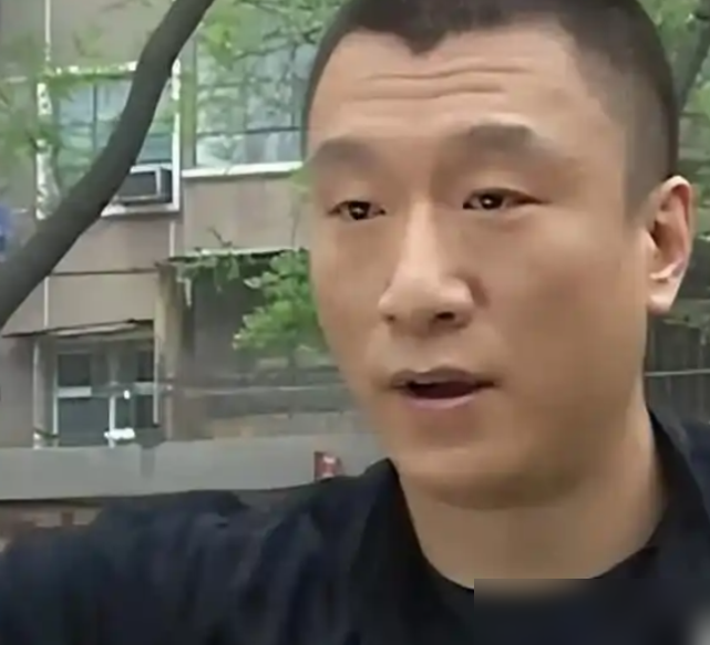高群书拍《征服》砸进去全部身家420万，转手只卖了450万，赚了30万。就这点钱，放现在不够流量明星拍三天。
孙红雷当年主动降片酬，演刘华强。骑摩托拎刀找瓜贩，蹲地上研究吸铁石那场戏，拍得跟纪录片似的。瓜棚是路边真搭的，群众演员就站旁边看，连空气里都是土腥味。
结果二十年后，一场买瓜被AI玩出花
