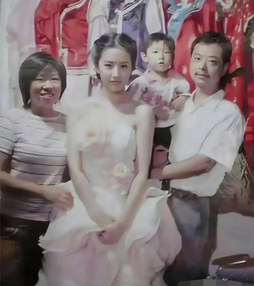 国民女神！她大大的眼睛，长长的睫毛，火辣的身材，迷人的气质，确实漂亮！...