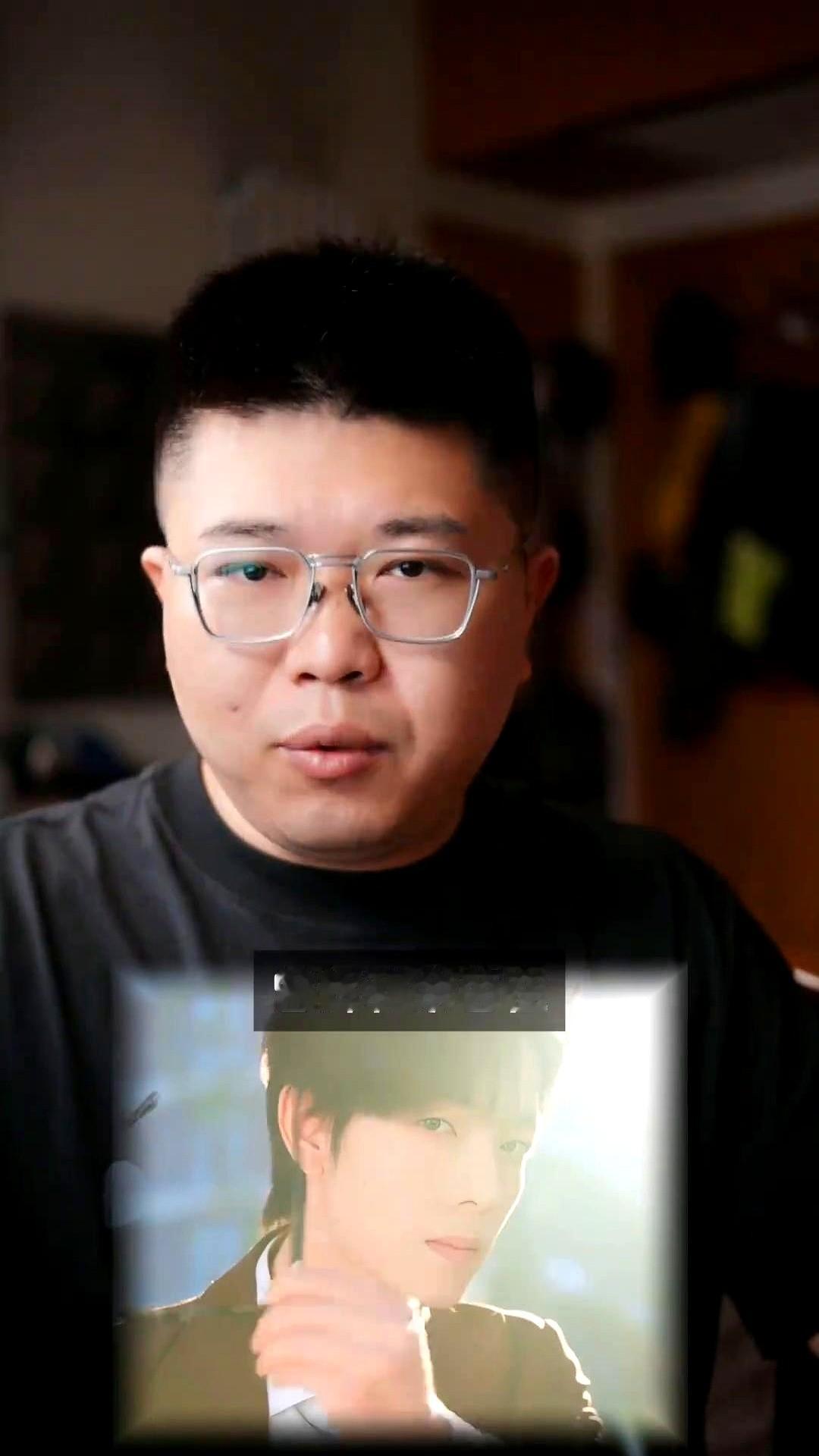 演短剧的也能上芒果台的大综艺了？这事真在今年发生了。

98年出生的短剧男演员曾辉，靠着《厉总，你找错夫人了》起家，今年8月份直接登上了《披荆斩棘2026》的舞台。全开麦直播，硬着头皮唱了首《只对你有感觉》。

他不仅是台上唯一的“短国独苗”，底下还一堆粉丝顺着网线去追他新上的短剧《女子爱财取之有道