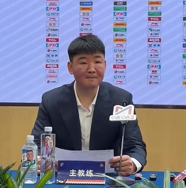 顾全执教深圳男篮第一场正式比赛，输了34分。他连续两个赛季出场时间为零，球员合同还剩一年没到期。
2026年10月16日，深圳68比102上海。篮板34比60，助攻10比22，三分命中率25%。王浩然伤停没随队，巴吉赛前两天才归队。顾全站在场边，这是他退役后第一次以主教练身份打正式比赛。
往前推两年