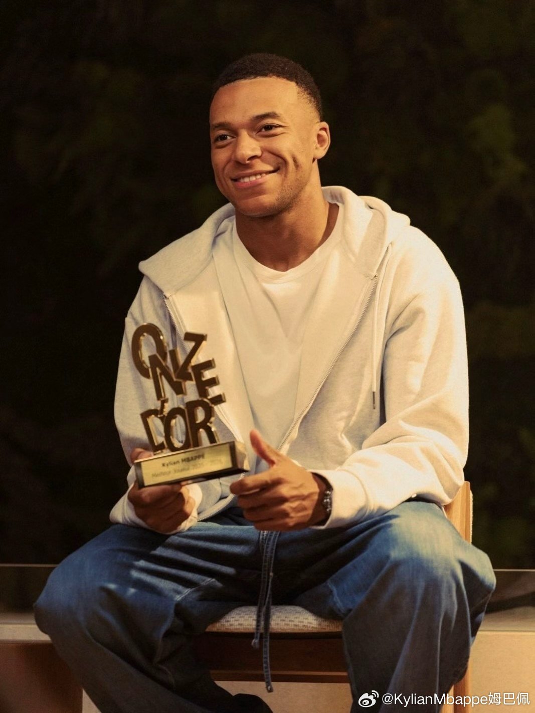 Très fier et honoré de pouvoir remporter le prix Onze d'Or.
Merci à toutes les personnes qui ont voté pour moi.

非常自豪，也很荣幸能够获得“金十一人”奖项。
感谢所有为我投票的人。

#姆巴佩[超话]# ​