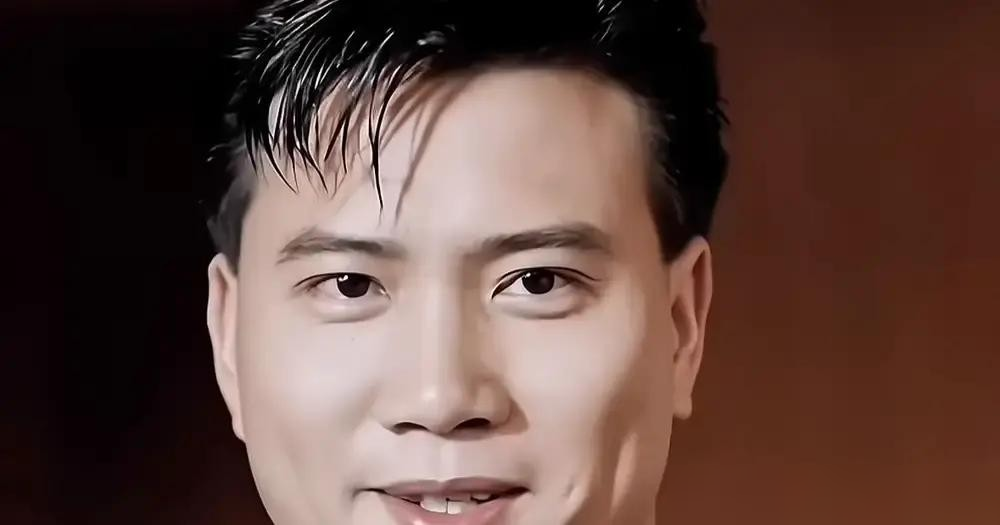 王晶说，当年拍《江湖情》，万梓良发疯似的演，周润发就站那，啥也不干。
万梓良演邓家勇，嚣张到骨子里，拍桌子、瞪眼、脖子上的青筋都爆出来，隔着屏幕都觉得这人下一秒要砍人。够狠吧？
结果周润发演大佬，全给收了。你进我退，你吼我静。有一场戏，万梓良情绪顶到天灵盖了，发哥就慢慢吸口烟，眼皮都懒得抬一下。
