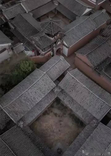 【推开“一颗印”的门，听风穿过老墙，这就是古莲村最文艺的打开方式】若想...