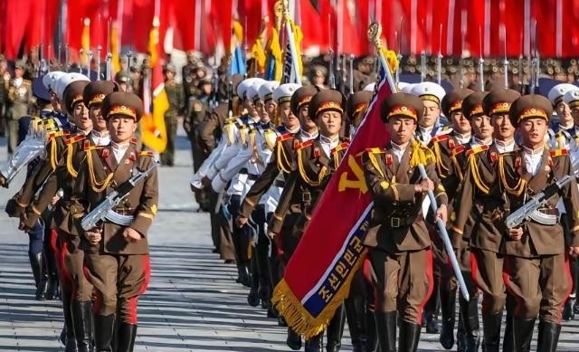 为什么中国自己有核武，却极力反对朝鲜研制？说句直白点，朝鲜搞核根本不是防身，而是在玩火！
核武器，这三个字在国际政治中分量极重。它既可以成为国家安全的重要保障，也可能成为地区紧张局势的导火索。
因此，一个看似矛盾的问题长期受到关注：中国拥有核武器，为什么却反对朝鲜继续发展核能力？
如果只看表面，似乎