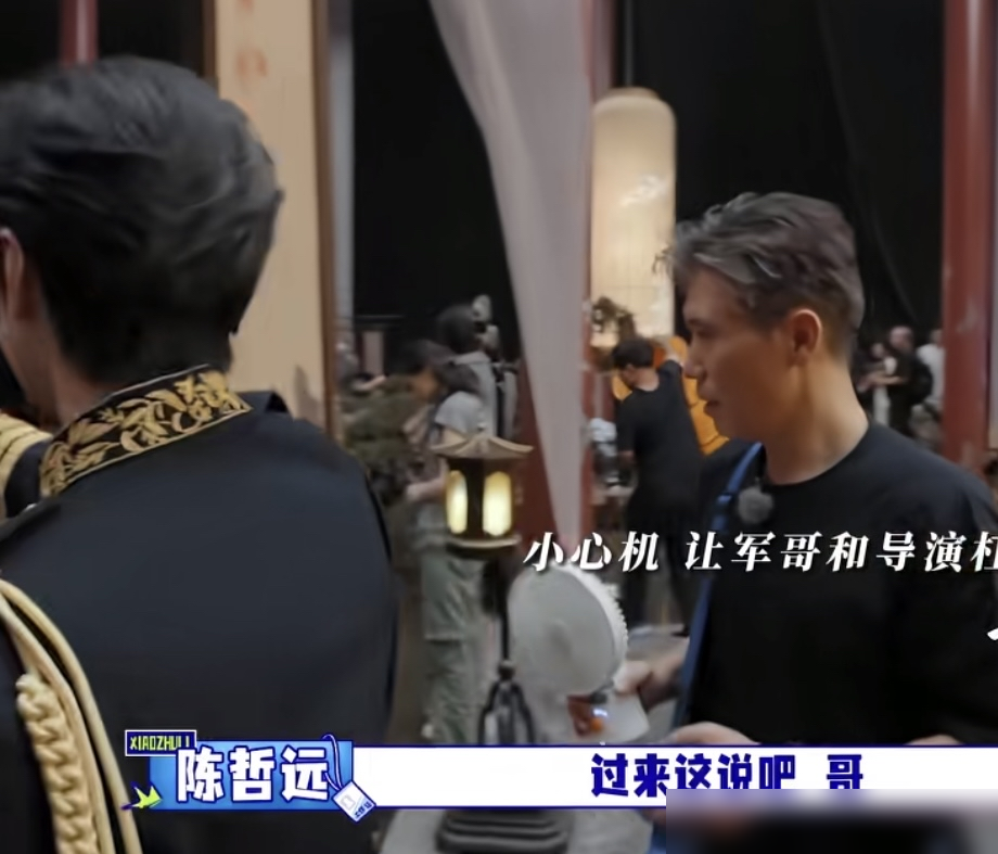 胡军抄起锅铲质问陈哲远：饭都做好了，人呢？，结果导演一探头，他立马秒怂。
这一幕简直就是职场老油条的生存法则，饭桌上我最大，导演面前我最小。
别看胡军这会儿霸气侧漏，前一天还为了一个萝卜丝饼跟李乃文、陈哲远算计半天，经费紧张到想把一个饼切成六份吃。可轮到自己下厨，又立马不一样了，不仅复刻了心心念