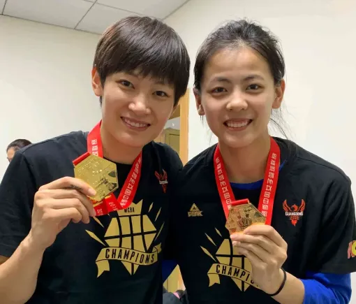 女篮赛场亲姐妹同披国家队战袍本就罕见，杨力维和杨舒予更把这份缘分写成了传承。姐姐曾执掌队长袖标征战世界杯，妹妹后来也扛起队长重任。一对姐妹先后出任女篮队长，在中国篮坛堪称一段佳话。
