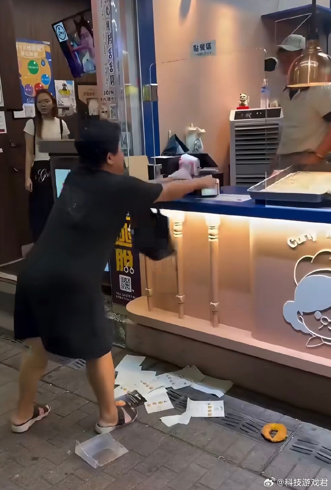 #台湾58岁老人购物插队被店员追打#

不管多大年纪插队就是不对啊，她插队本来就有错在先，店员也好言好语跟她说过了，是她自己先砸店员，店员才反击的啊，这件事里更错的应该是这个插队的人吧 ​