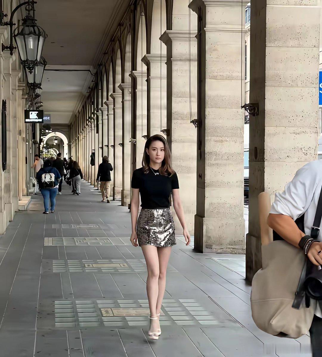 何超莲个子不高，还是五五分的身材，不理解家族生意那么好人脉又广，为啥不做生意非得往娱乐圈里挤呢？ ​