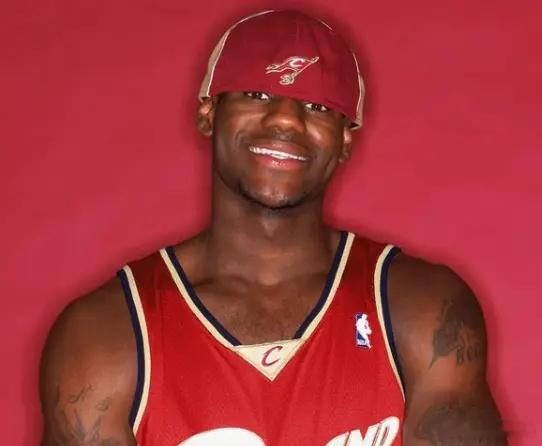 NBA在此前公布了本赛季的最佳阵容，湖人球员詹姆斯没有入选。  这是2...