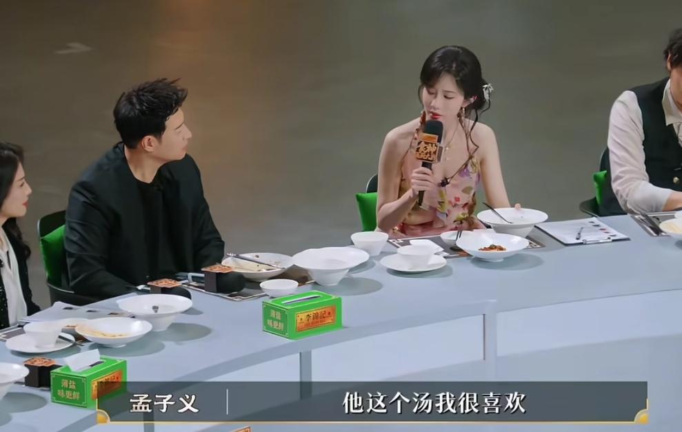 “这菜很普通，但很好吃。”孟子义这句话一出口，潘玮柏直接笑喷。
《食神·百厨大战》总决赛上，选手端上菜品，孟子义尝完来了这么一句。王传君当场补刀：你让厨师听了能高兴吗？
她一本正经解释：我的意思是，有家的味道。
就这一句，全网热议。没夸“口感层次丰富”，没扯“味蕾惊艳”，直接把最真实的感受说出
