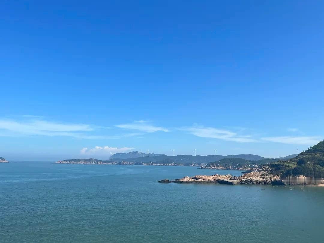 想那么多干嘛呢，以后的事以后再说。该发生的躲不掉，不该发生的你纠结到天亮也没用，除了让自己难受，对关系一点好处没有...《抓落叶》里那句挺戳我的：我们太迷恋结局了。世界明明有那么多值得看的东西，可只要结局不圆满，立马就判死刑，说这是悲剧。在一起又不是非要图个什么结果。此刻我喜欢你，愿意让你走进我的人生，一起看看这个世界，就够了。不知道结局会怎样，但当下这一秒，我是在认真享受的...你能做到活在当下吗？生活碎碎念