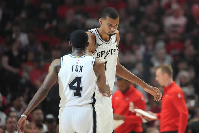 开拓者vs马刺G4：<br /><br />文班复出，他的防守影响力不...