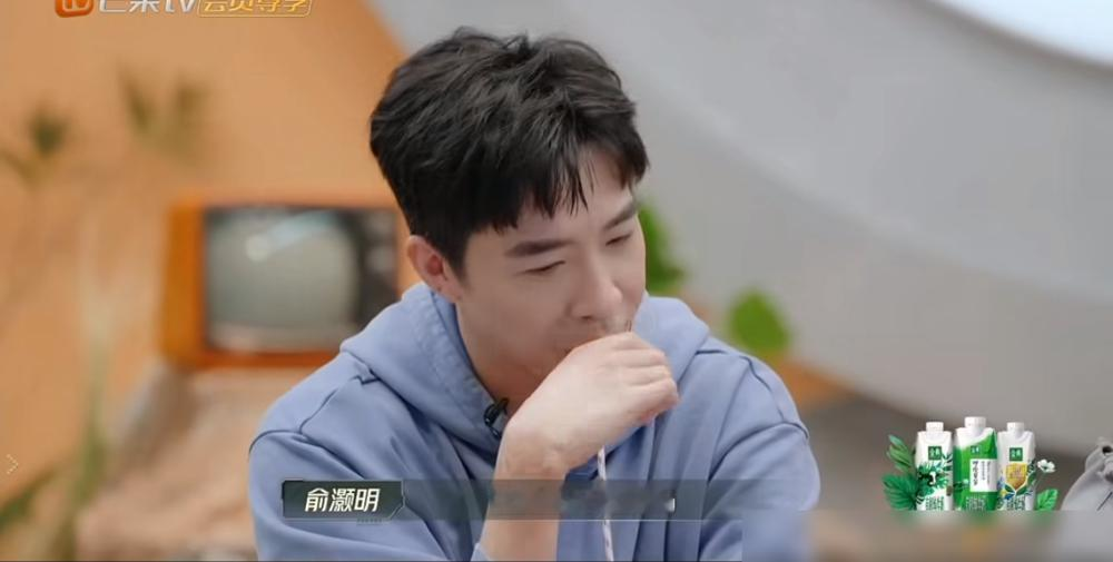 齐思钧问谁最帅，俞灏明手举得比抢答题还快。王栎鑫在旁边补一句：你也就剩这张脸了。满场笑疯，没一个人觉得冒犯。
0713这帮人上综艺，从来不演。陈楚生能当面说苏醒糊咖变综艺咖，苏醒接得住，还能反手把梗抛回去。十六年选秀打出来的交情，互怼就是他们的呼吸方式。
别的明星上节目怕说错话，他们怕话说轻了没