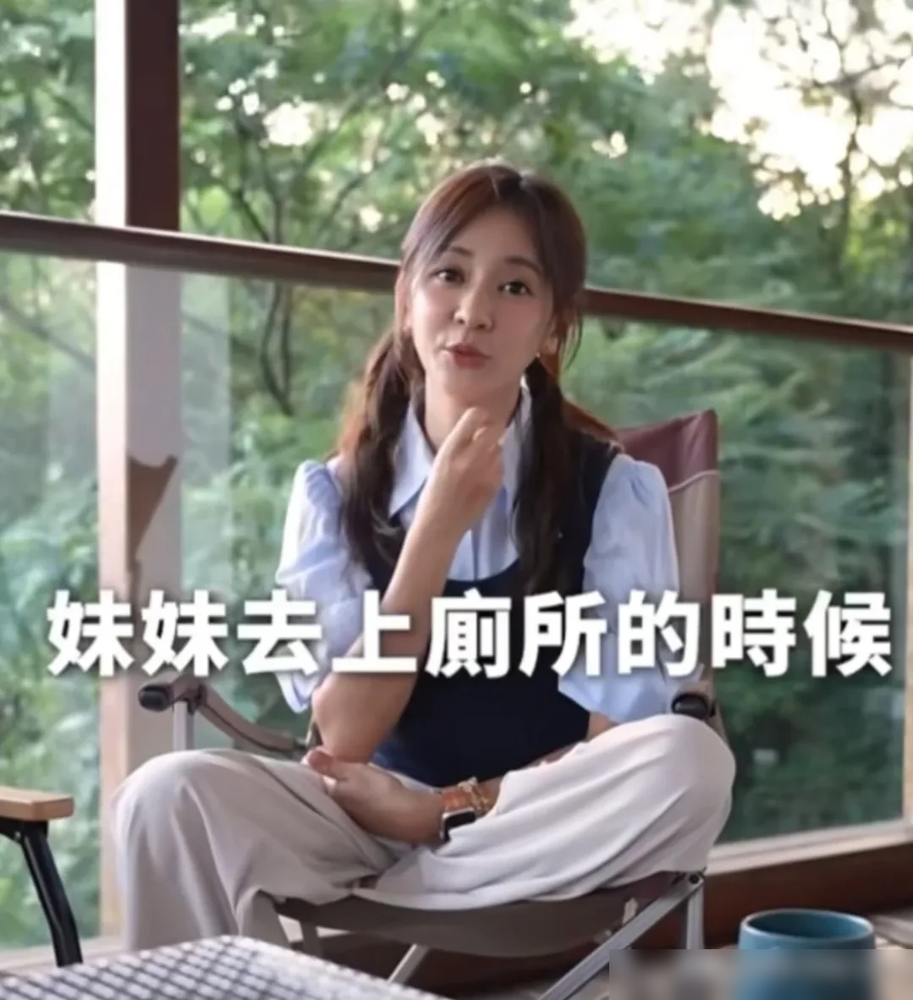 陈意涵跑去冻卵，医生直接一句卵子非常不健康，把她生娃的路给判了死刑。
结果呢？她彻底摆烂不备孕了，不到俩月，怀了。生完老大，老二又意外来了，一儿一女全是计划外产品。
最神的是她儿子那段话，说自己在天上等了她很久，趁妹妹去上厕所的工夫，先溜下来投胎了。
评论区直接炸出一堆宝妈，都说自家娃讲过一模