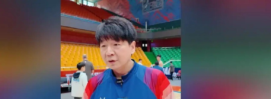 山东男篮掏出55万，向山东广播电视台体育休闲频道买下自己新赛季全部比赛的直播版权。消息传出来，不少球迷的第一反应是丢人。一支CBA职业球队，花钱买球员、买外援都算正常，现在连自己比赛的转播权都要倒贴钱求着电视台播。有球迷直接说，这暴露了CBA商业价值的缩水。
但这事得掰开看。
媒体人付政浩说得很直白