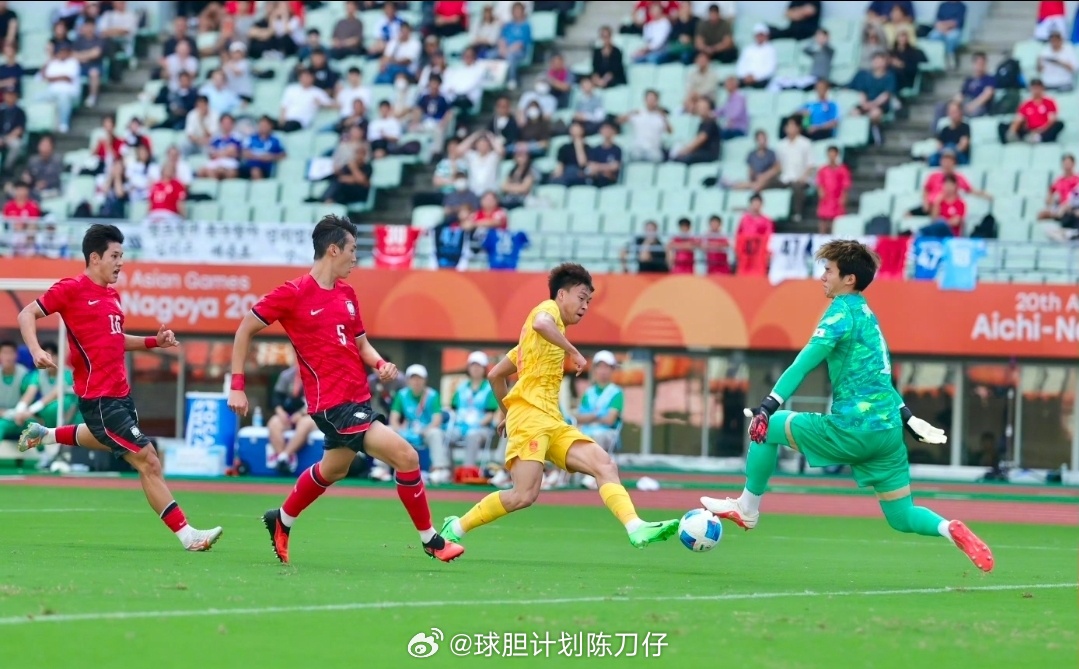 惨遭翻盘！国足1-2韩国无缘亚运决赛，将全力冲击赛事铜牌
9月30日下午，亚运会男足半决赛焦点战打响，中国亚运队1比2惜败韩国队，止步四强、无缘决赛舞台。本场开局国足发挥出色，迅速找到比赛节奏，张玉宁在前场穿插跑动、持续施压，即便对阵实力更强的韩国，依旧敢于主动进攻、展开对攻。第23分钟， ​