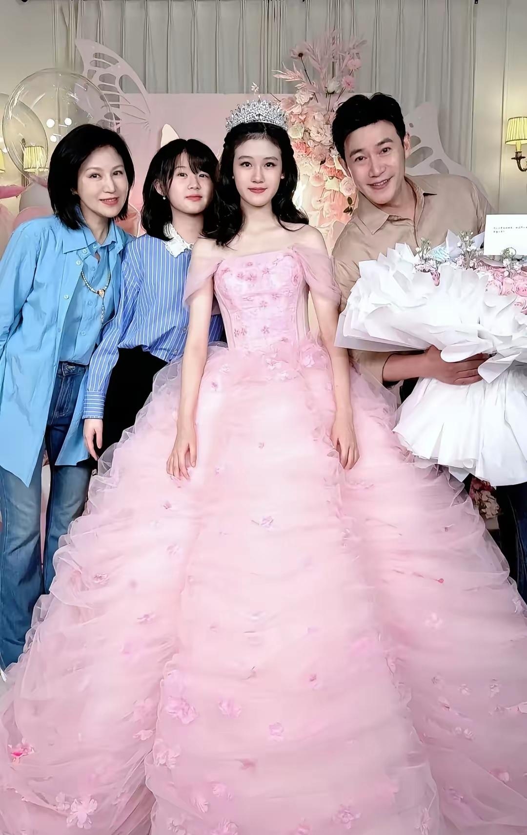 陆毅鲍蕾晒出全家福为女儿贝儿庆祝18岁生日，时间过得真快，一晃儿《爸爸去哪儿》里的小萌娃已长成亭亭玉立的大姑娘了，身材高挑，皮肤白嫩，穿着粉色蓬蓬裙，宛如迪士尼在逃小公主，她完美地遗传了父母的好基因，长得清纯又漂亮，有颜值有才艺，将来若出道娱乐圈，一定大有可为啊。