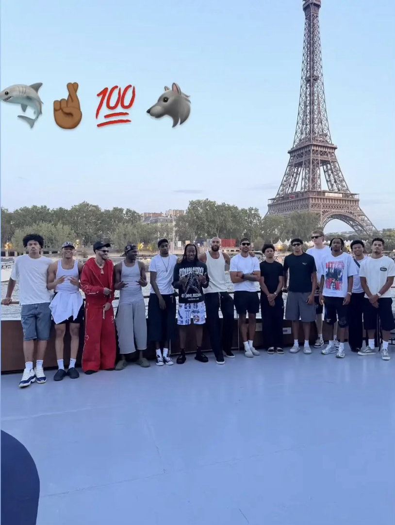 据多森姆晒出的合影来看，共计14名球员参加了这次合练。戈贝尔、爱德华...