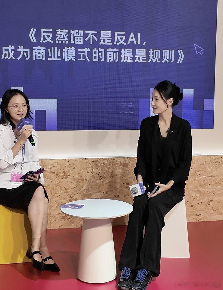 #张蓝心学会AI后把导演蒸馏了# 不要把AI当成用来淘汰人的对手，张蓝心的故事告诉我们，它更像是工具，善用工具的人，就可以在变化的时代当中牢牢掌握主动权#张蓝心说普通人用AI做得比牛来好# ​