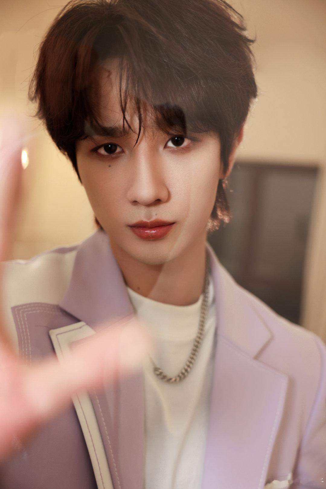 #李宏毅阴长黎# lhy#李宏毅岐凤殷#
见过太多人来了又走，经历过太多事聚了又散，直到你的出现，才让我明白什么是命中注定的执着。​