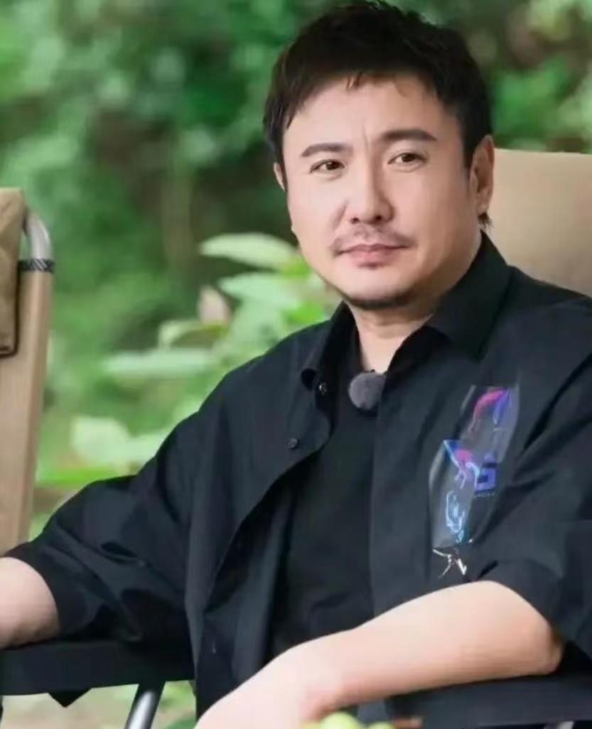 看来大环境确实不太好，一个综艺节目全露出来了
白敬亭、王安宇下半年忙的拍戏，结果李小冉、沈腾居然说自己没戏拍了。
在最新《现在就出发》中，沈腾问大家最近都在干嘛?
黄景瑜、白敬亭他们都说忙着拍戏，腾默默地说:你们都在哪儿找的工作休息半年多了。
就连李小冉都问:你们还有戏拍啊?沈腾、李小冉都是有人气、
