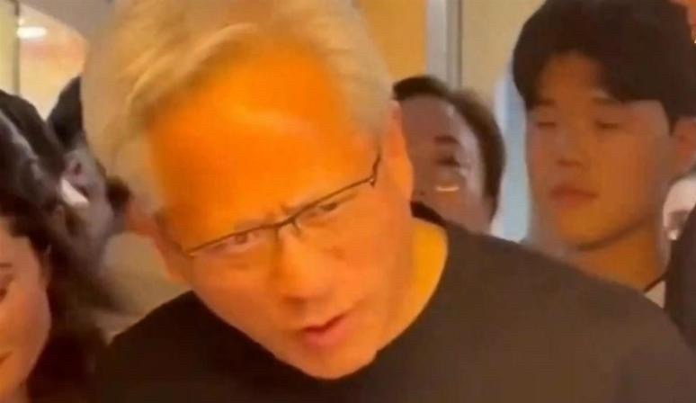 黄仁勋幽默回应自己家境优渥无需招待。身价不凡却行事低调接地气，风趣谈...