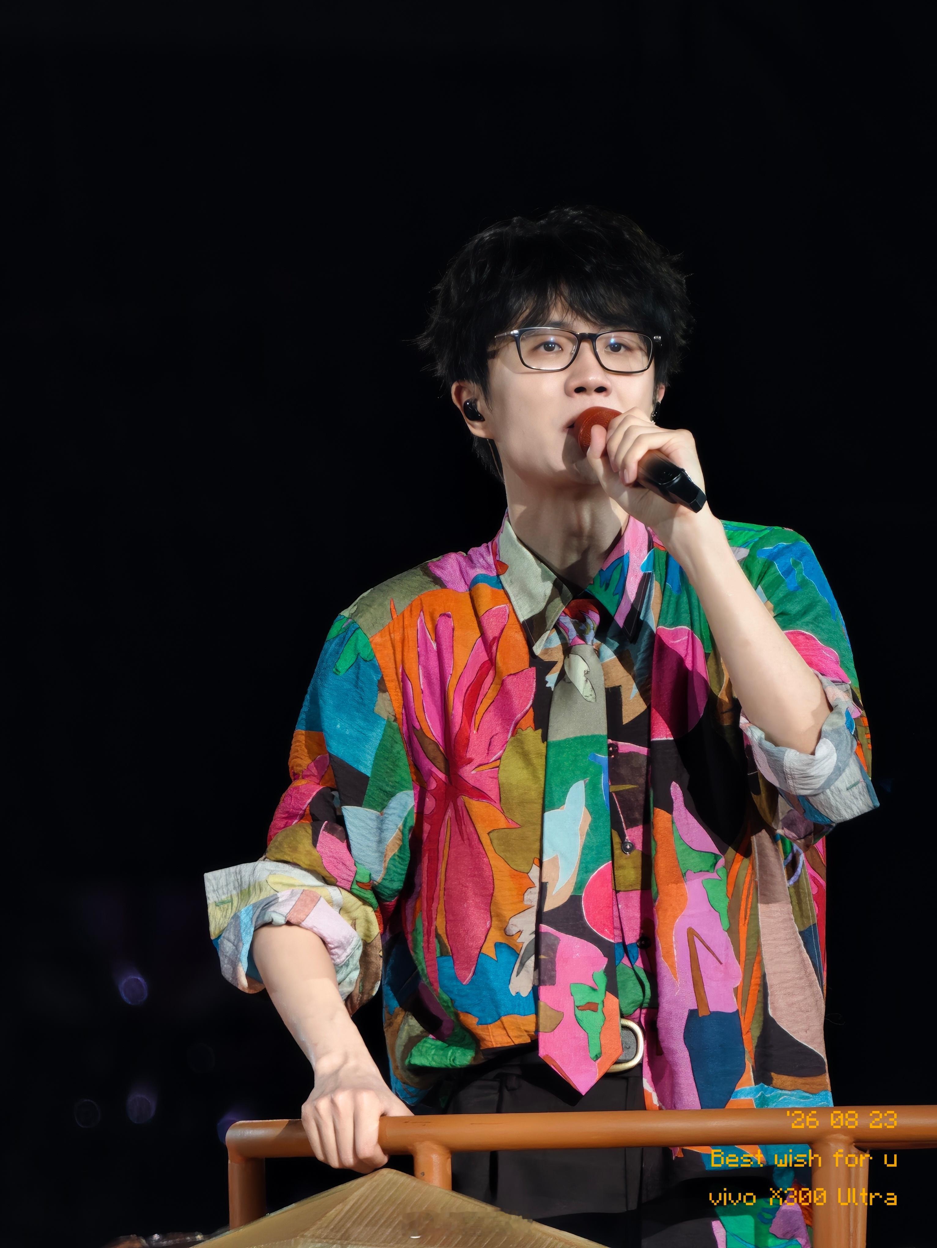 vivo X300 Ultra 拍演唱会还是有绝对统治力的，一个能打的都没有[捂嘴哭] #许嵩[超话]##许嵩安泊猜想演唱会# ​