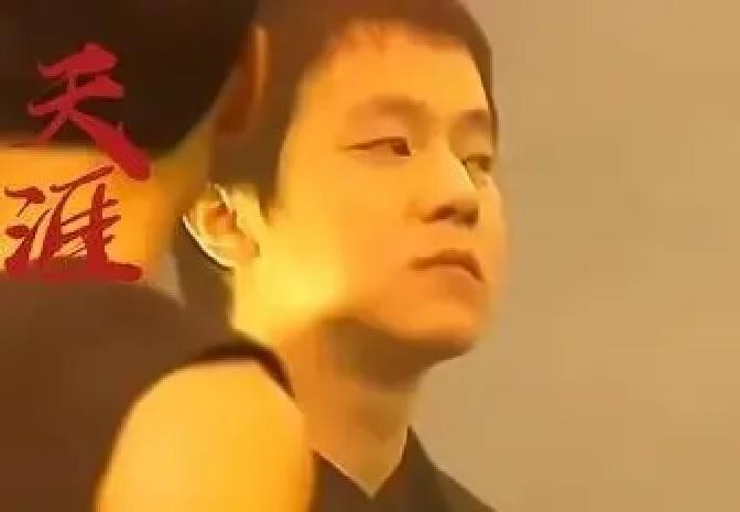 窦靖童前阵子冷不丁冒出一句，说自己实在想不通，亲妈当年到底图她爸啥

这话一出可是把不少人逗乐了，但在我们这拨经历过八九十年代摇滚圈神仙打架的老伙计看来，这小丫头还是太年轻了点

要我说，当年真不是窦唯高攀了天后，反倒有点王菲捡到了宝的意思

那时候的窦唯可不是现在这副发福脱发挤地铁的糙大叔模样