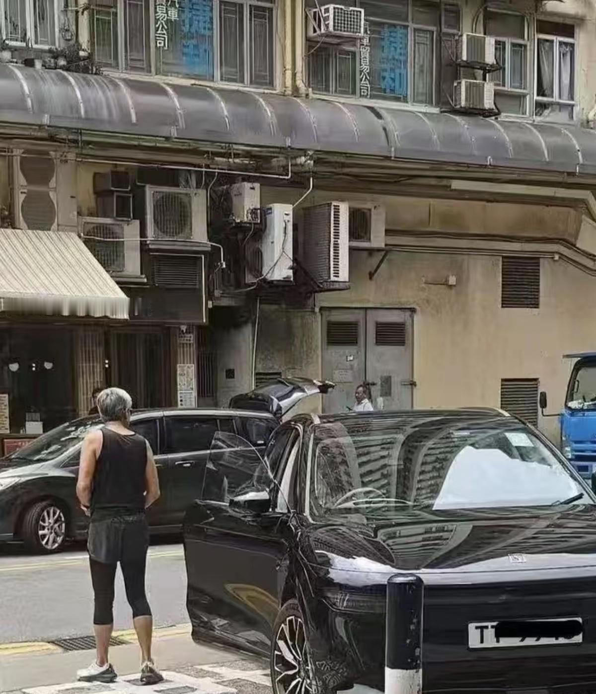 周润发是真低调啊，上亿身价开20万电车买叉烧，穿得就像个普通街坊！
一辆黑色电车，价格在二三十万左右，不过停在路上还是很说真的，香港街头撞见发哥买餸早就不是什么新鲜事了。从九龙城街市到深水埗小摊，他拎着塑料袋跟档主闲聊的画面，这些年被拍到的次数比他走红毯还多。有人觉得这是人设，我倒觉得，一个装低调的