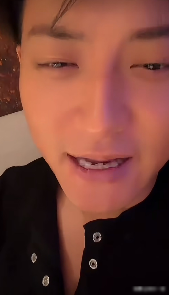 黄子韬盯着徐艺洋摘下眼镜那张脸，当场就憋不住笑，说可爱，又说摘了也大方美丽。他自己承认，没遇到她之前打死不信会变恋爱脑，看兄弟陷进去还骂人家重色轻友。结果现在呢，撒娇讨拍全占了，情绪全写脸上。徐艺洋反而淡定得很，该怼就怼，一点不惯着。网友管这叫生理性喜欢，见着对方就控制不住乐。徐志胜还爆料半夜被隔壁