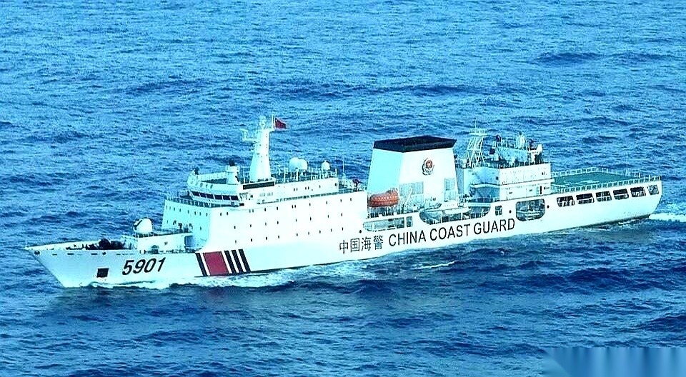 9月18日，菲3015号船在仙宾礁突然加速，斜插撞上了保持直线航行的中国海警三洲澳艇。
就在相撞前的十分钟内，这艘船已经做过了一次一模一样的接近动作。
菲律宾方面随后提出说法把碰撞责任归于中国海警，并称当时正执行面向渔民的燃油补给任务。
咱们普通人平时在路上开车，被人恶意别车都得吓出一身冷汗。更别提