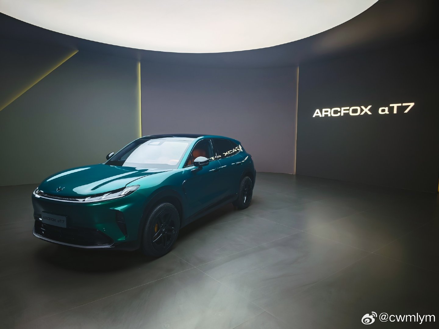 有了极狐阿尔法 T7 增程版，一家人出去自驾游再也没有后顾之忧 ​