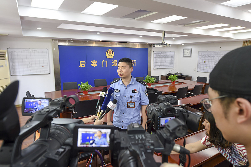 现在这个社会什么人都有？为了利益可能不择手段。

有人用AI把问界出厂日期改了俩月，硬说车企造“穿越车”结果22个人进去了

重庆沙坪坝公安通报：全国22人因炮制赛力斯谣言被查处，重庆本地7人、外地15人。最离谱的一起，有人拿AI把问界M6铭牌上的“2026-07”改成“2026-10”，编出“预制