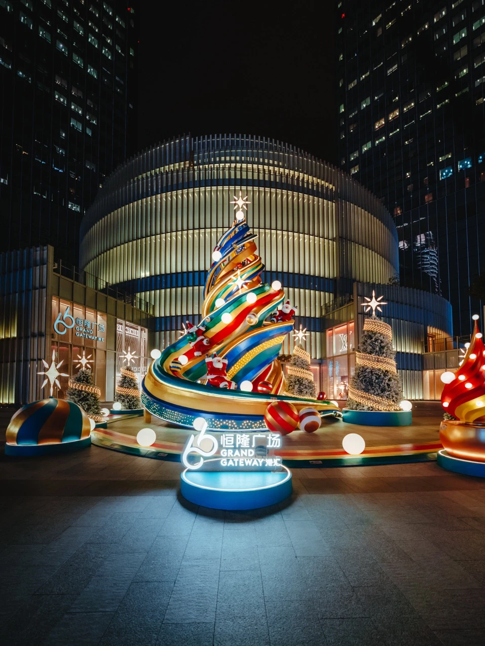 夜幕降临，魔都这4棵圣诞树我愿称之为最美🎄