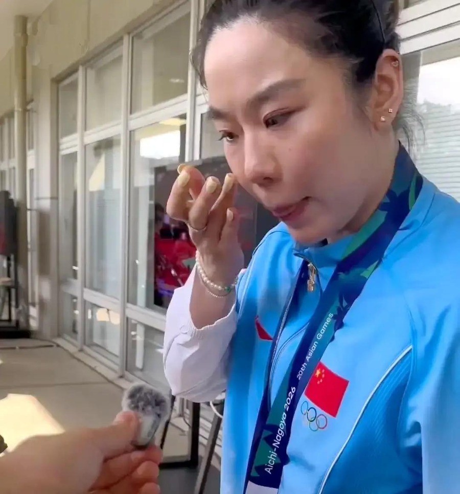 哭了两次才等到的金牌，贾一凡没上场却填上了荣誉簿最后一行，现役唯一超级全满贯，29岁还要打到洛杉矶
王祉怡吃止痛药上场逆转山口茜那一刻，场边的贾一凡眼泪直接砸了下来。名古屋亚运会羽毛球女团决赛，中国队3比0横扫日本，贾一凡整场没脱训练服，金牌却稳稳挂在了她脖子上。
这块金牌的荒诞与温柔，恰是竞技体育