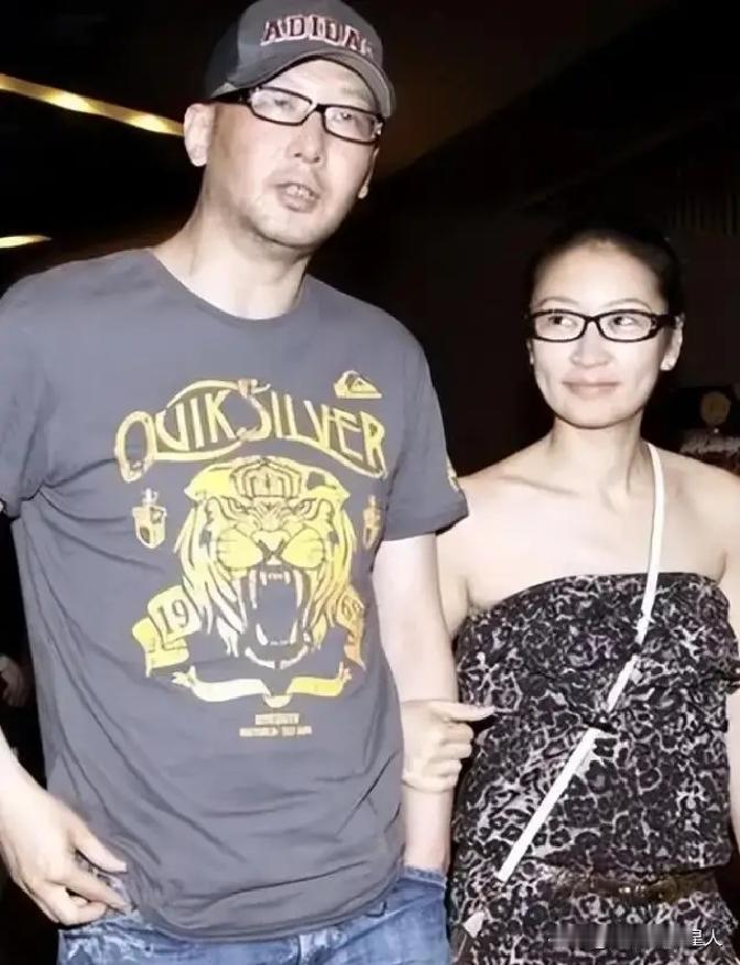 一天晚上，管虎把女儿搂在怀里，仔仔细细地看了一遍，忽然脸色凝重地对梁静说：老婆，你跟我说实话，你知道郭德纲么？梁静：我知道，前些日子还一起吃饭呢，管虎一拍桌子，对着自己的女儿说道：“你告诉我，为什么我们的女儿和郭德纲一模一样？”
 
梁静正在叠衣服，手停了一下。她抬眼看了看管虎，又看了看女儿。“你魔