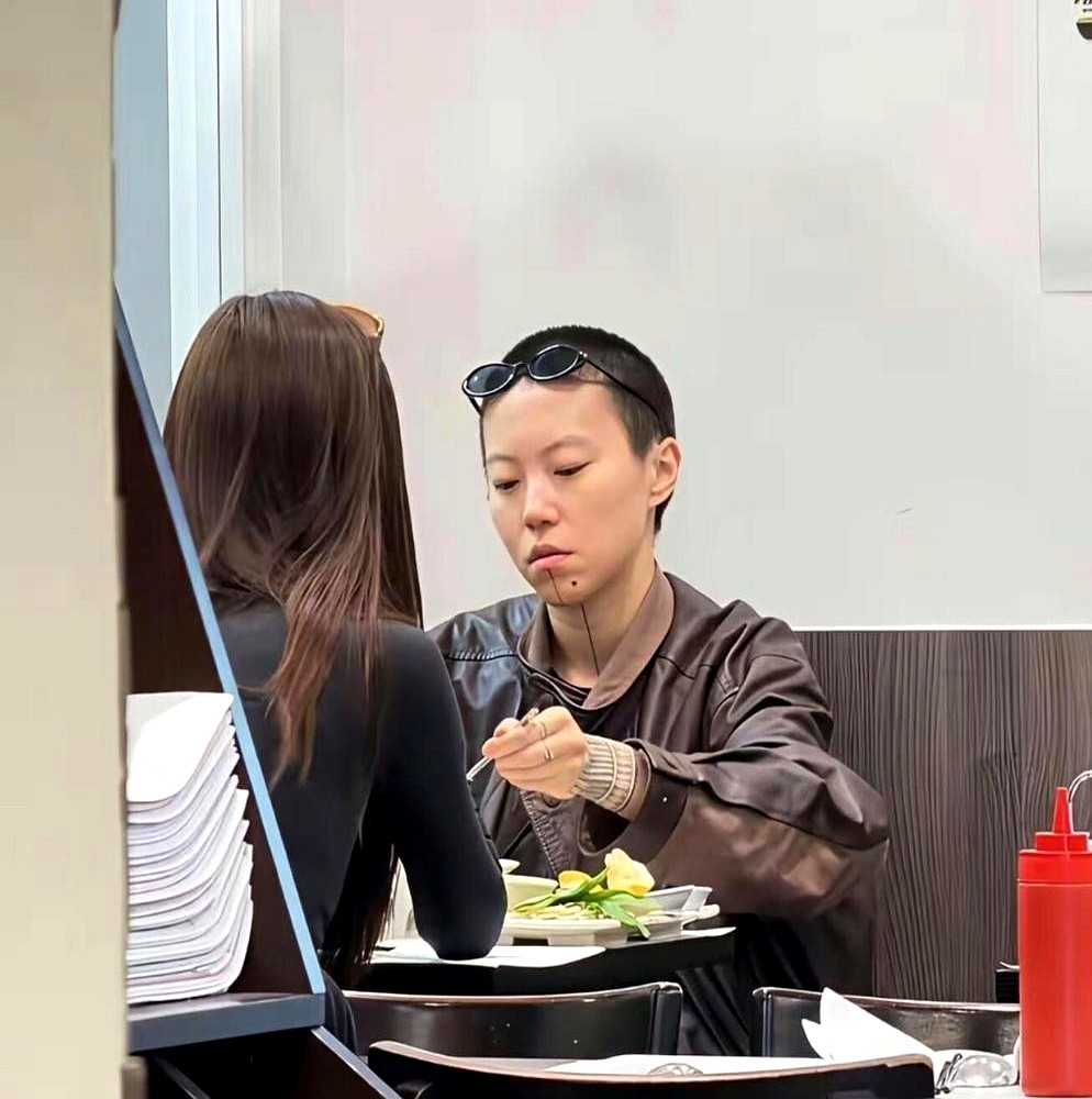 巴黎街头，窦靖童蹲在马路牙子捧着纸盒秃噜面条，油汤溅到袖口连擦都不擦。

评论区炸开了锅。有人夸洒脱，有人撇嘴开嘲：舞台上高音发飘，这高级松弛感全靠爹妈兜底！

赛后采访别人忙着升华梦想，话筒怼到她嘴边，她只挤出一句：现在最想吃饭，躺着。没客套，没倒苦水。

圈里人绷紧腮帮子拼命想撕标签证明自己，她