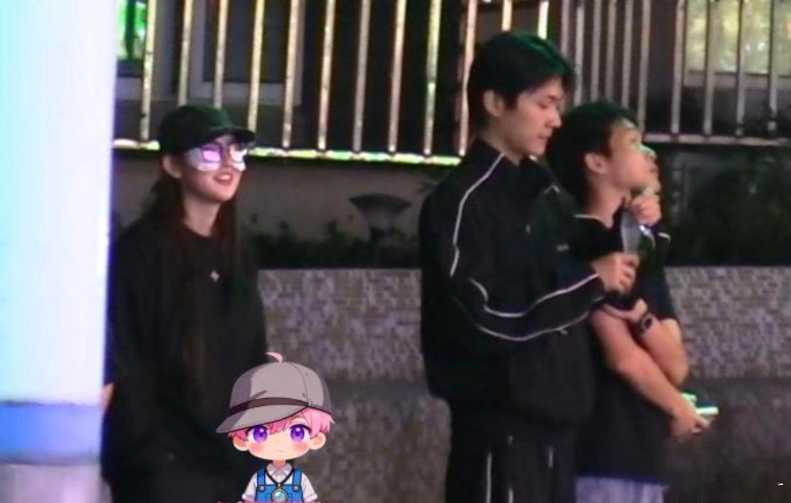 ￼王玉雯⁠￼￼￼周柯宇⁠￼￼一同看电影后回酒店感情超好！
原来王玉雯和周柯宇私下感情这么好啊。王玉雯与周柯宇入住同一家酒店后，在工作人员陪伴下一起从酒店走出，一行人有说有笑来到商店买了零食和水，随后到电影院看电影。看完电影后，王玉雯和周柯宇并肩过马路，朝酒店走去。到达酒店门口，王 ​