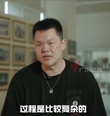 朱芳雨措手不及！
就在今天上午，前广东男篮大外援萨林杰在个人媒体发文宣布正式退役，并且晒出大学期间打球的照片和在广东男篮效力期间的照片，预示着第一站和最后一站的意思！


这位34岁的前NBA首轮秀，选择了用最体面的方式告别职业赛场。他发了一篇长文，字字句句都是真情实感——感谢了父亲、母亲、兄长，感