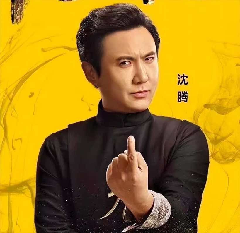 沈腾聚会后醉酒状态曝光

        沈腾聚会后醉酒状态曝光
 
近日，有媒体拍到沈腾深夜与好友聚餐结束后的画面。聚餐过后他饮酒过量，脚步虚浮难以自主行走，头戴帽子口罩遮面，由几位朋友合力搀扶架送上车。现场片段曝光后迅速登上热搜。不少网友调侃画面充满喜剧感，同时也纷纷留言提醒沈腾注意身体，适度饮