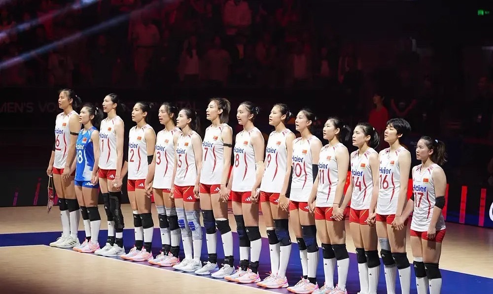 名古屋亚运会女排半决赛，中国女排3-2逆转泰国女排，为前不久亚锦赛决赛的失利复仇，晋级决赛。

首局中国女排23-25惜败，第二局她们及时调整25-21扳平局分。第三局，中国女排没有出现任何失误，25-11轻松再下一城。第四局中国女排浪费赛点，尽管挽救两个局点，但还是26-28告负。两队继亚锦赛决赛后再 ​