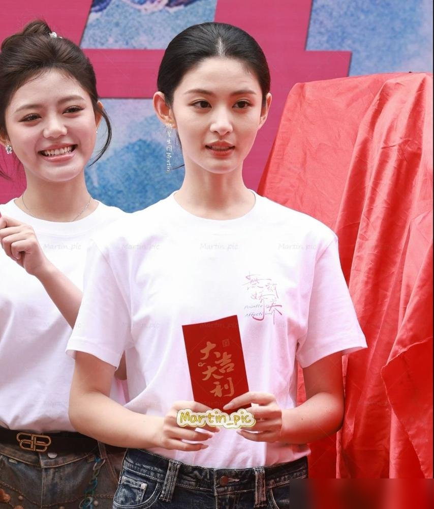 白鹿不续约，于正扭头就把所有宝押在一个新人身上，连喘气的空档都没留。
赵晴是谁？就那个攒了一堆库存戏、一直没冒头的姑娘。现在好了，S级项目《金吾不禁》刚杀青，跟周柯宇搭，演沈青梧。7月16号，《听银》又开机，她演沈念璋。
《在你眉梢种红豆》《听银》《金吾不禁》，多部戏密集往外推，一看就是老套路：