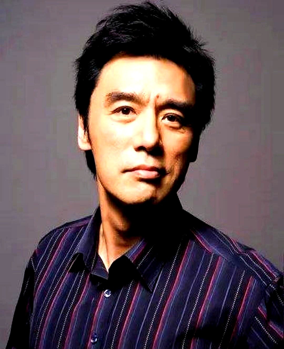 当年钟镇涛炒楼欠债两亿，张国荣是怎么帮他的？

他没给一分钱现金，而是直接给制片人黄百鸣挂电话，硬要改戏多塞一个人。原本的贺岁片叫《八星报喜》，剧本预算全重新切，生生加了个角色，名字也直接改成了《九星报喜》。

钟镇涛进组开工，搭档黎姿对戏打闹、合唱插曲，片场没人提巨额债务，戏演完按规矩签字领片酬。