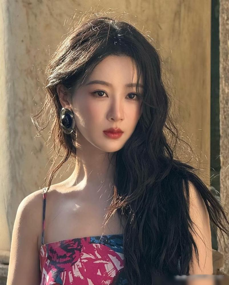 杨紫拿了白玉兰，评论区却吵翻了天。
一边说她哭戏封神，退婚那场嘶吼，吴冕都说能跟她灵魂交流。提前三个月学制墨，走路姿态从蹦跳到沉稳，细节确实抠得狠。
另一边死活不买账，说她演戏就那三件套：瞪眼、抿嘴、皱眉。大女主该有的不怒自威，她撑不起来。加上磨皮滤镜一开，再喊两句觉醒口号，直接出戏。
有意思