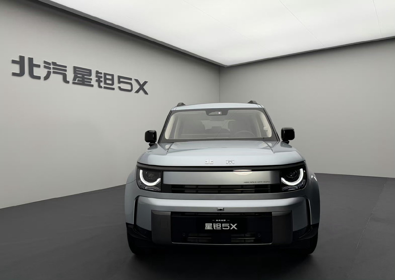 #北汽星钽5x#
这个车，这个价格！  很有竞争优势！

消费者现在的购车真的是晚买晚幸福

20多万的车活路在哪里

都是差不多的生产线和供应商

不会特别大的差距

就最多一点用料的差距，那也不可能一个卖15万一个卖25万

这个价格对消费者太友好了！ ​