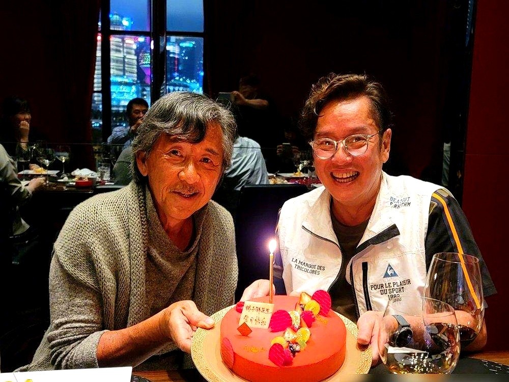 75岁的谭咏麟在红馆连开10场，唱到《讲不出再见》当场哽咽，台下几万人跟着哭，结果第二天老头就爬起来跑步，体力直接碾压30岁的年轻人。

更绝的是当年的排辈：48年的许冠杰是“歌神”，47年的林子祥是“歌隐”，50年的谭咏麟成了“校长”，明明年纪差不多，硬是被港媒排成了三代人。

最惨的还是67年的